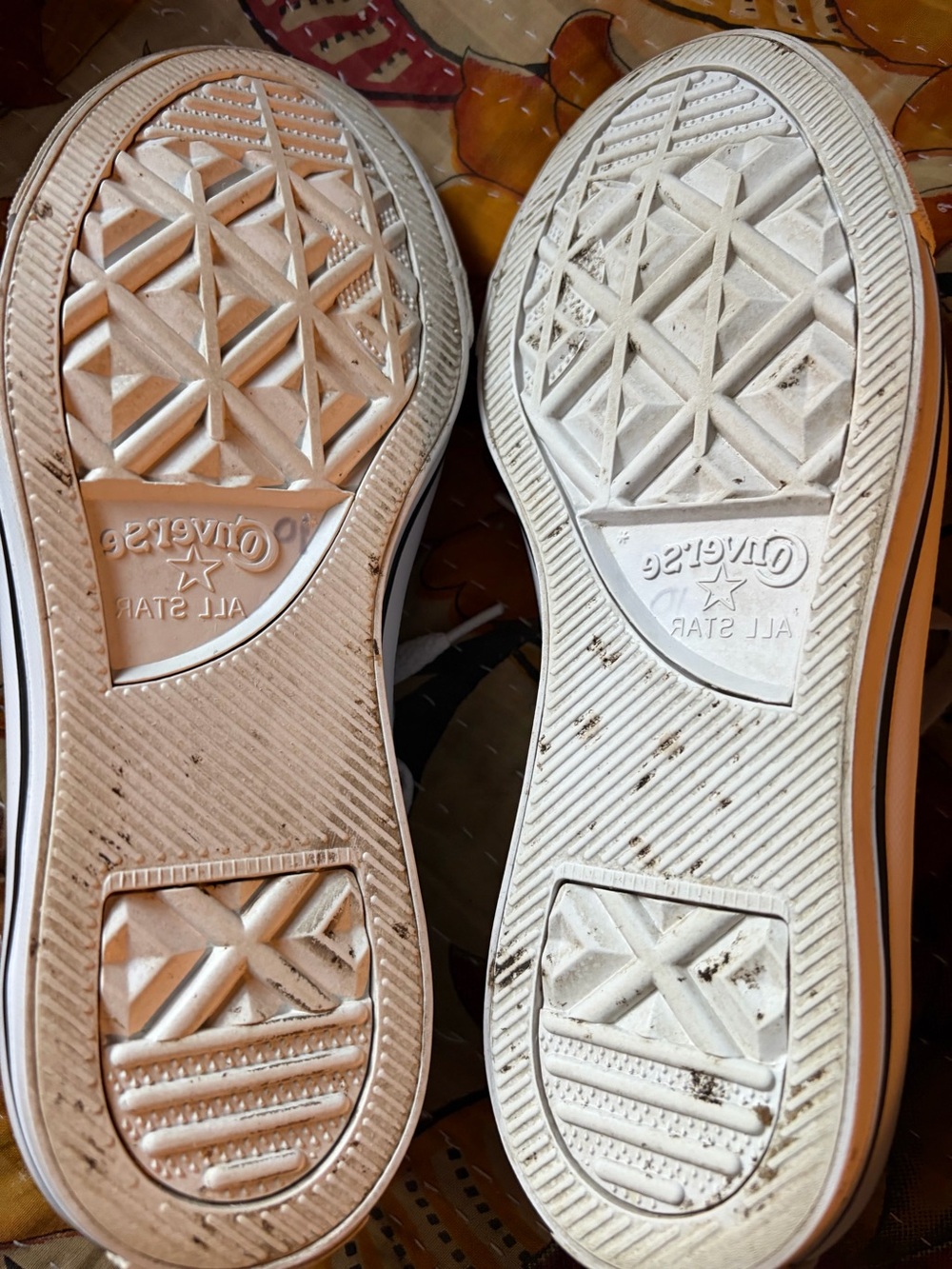 EUC 7.5 Converse Silver Low Top Sneakers - Picture 2 of 4